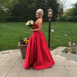 it’s a size 4 two piece! super comfortable